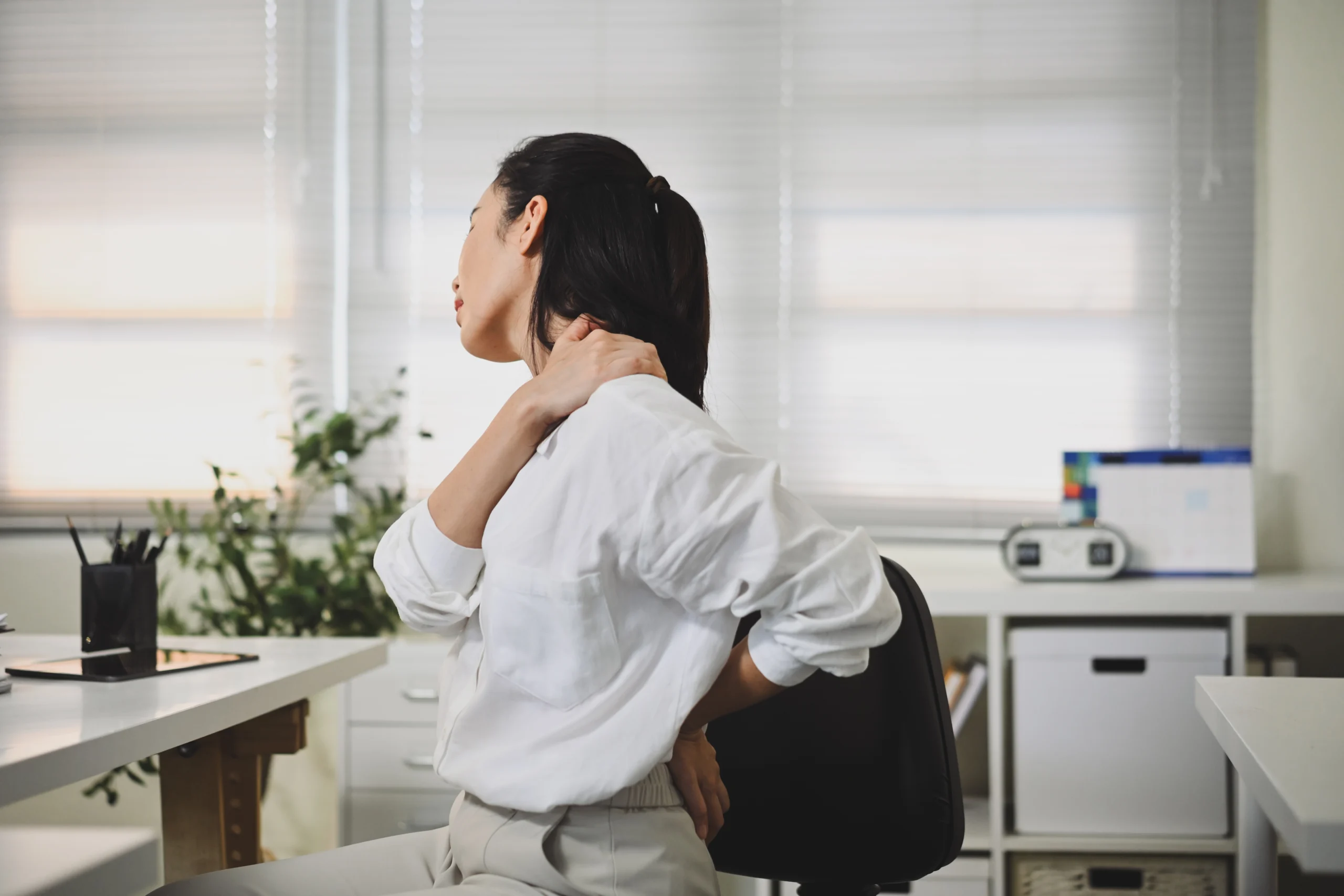 patient with shoulder impingement syndrome due to poor posture.