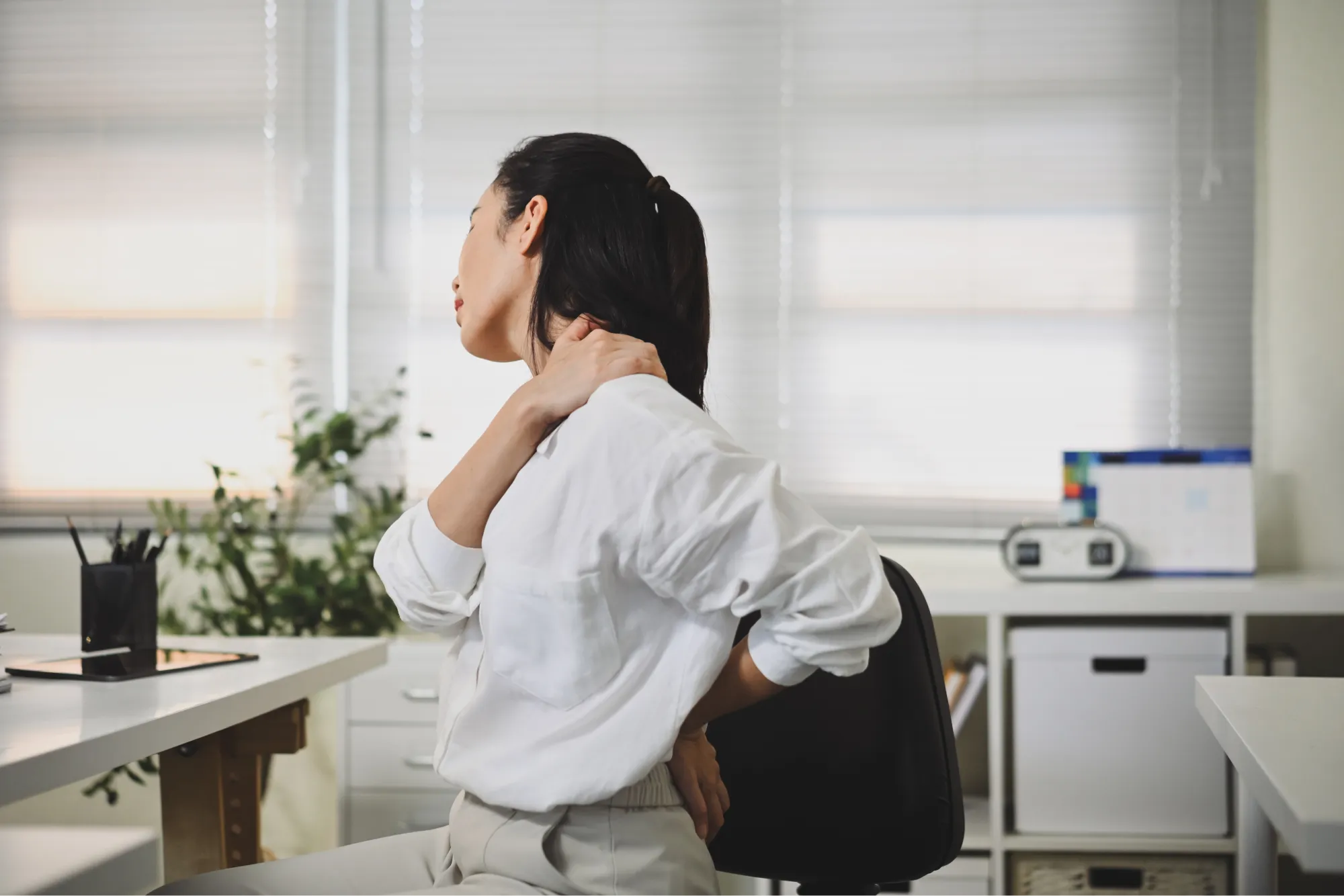 patient with shoulder impingement syndrome due to poor posture.
